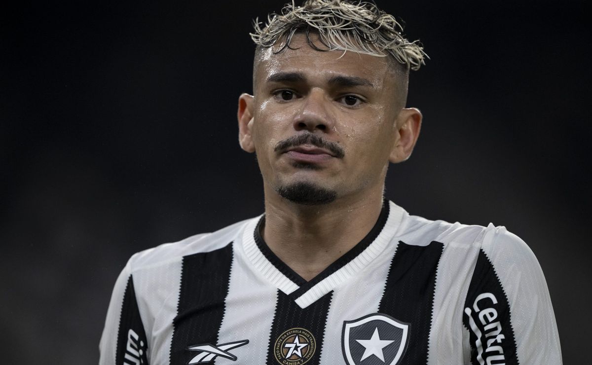 tiquinho soares entra no radar do fluminense e botafogo toma decisão sobre futuro 