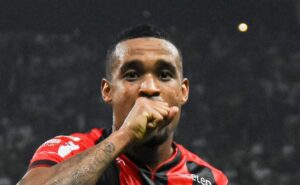 grêmio cogita oferecer 2 jogadores ao bragantino para fechar contratação de alerrandro