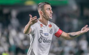 com chegada de zé rafael, joão schmidt pode estar de saída do santos 