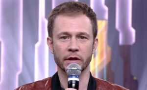 tiago leifert volta à tv aberta e deve ser anunciado em rival da globo, diz jornalista