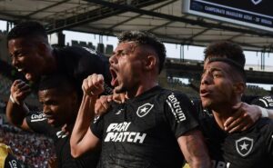 santos monitora tiquinho soares, do botafogo, e pensa em contratação para 2025