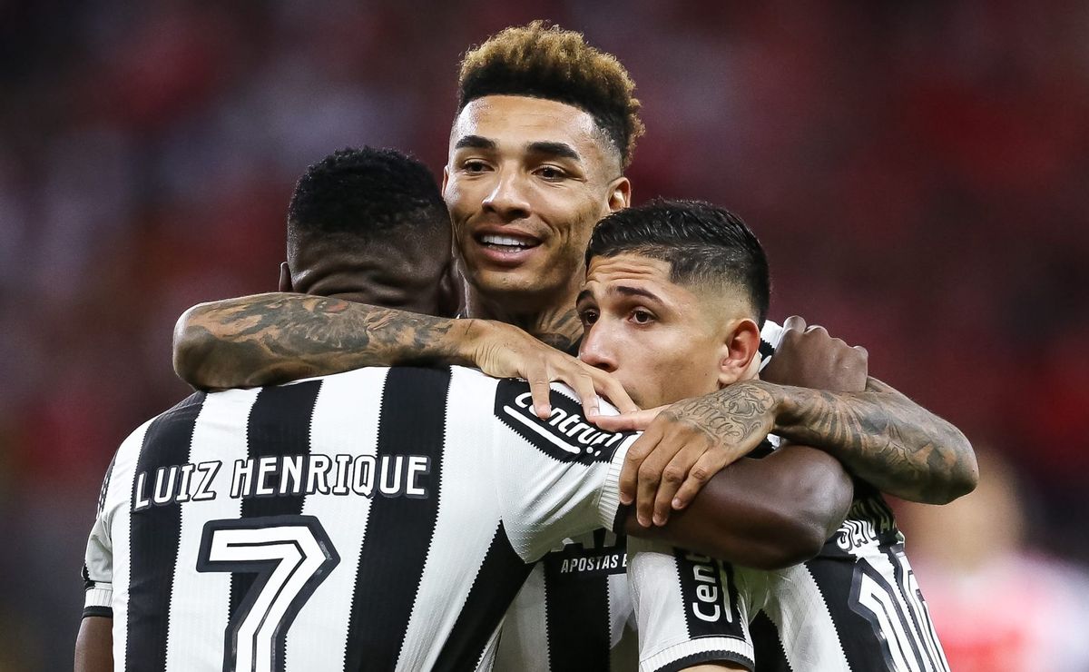 atalanta quer savarino para champions e botafogo vende meio campista com uma condição