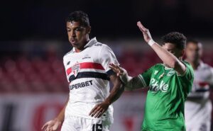 luiz gustavo é alvo de revolta da torcida por primeiro gol, e renovação é criticada: "ladeira abaixo"