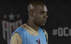 fernandinho tem atrito com athletico pr e ficará sem clube para jogar a partir de 2025 