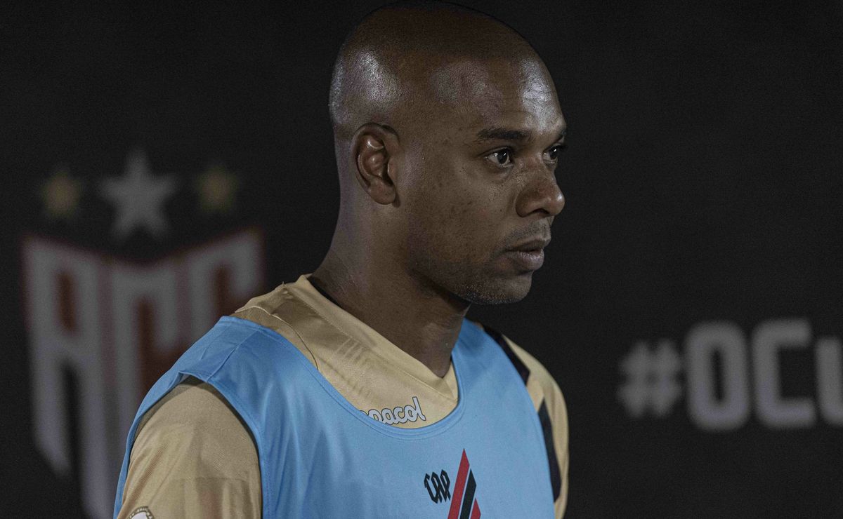 fernandinho tem atrito com athletico pr e ficará sem clube para jogar a partir de 2025 