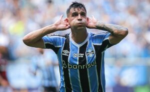 torcida do grêmio exalta atuação de cristaldo, mas expõe erro de renato: “para quê?”