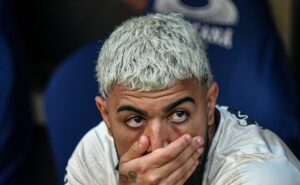 filipe luís é criticado pela torcida do flamengo por atitude com gabigol: "patético"