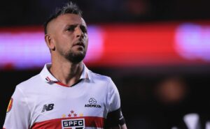 são paulo oficializa a saída de rafinha e lateral encaminha acerto com novo clube