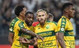 mano menezes aprova e fluminense realiza proposta por destaque isidro pitta