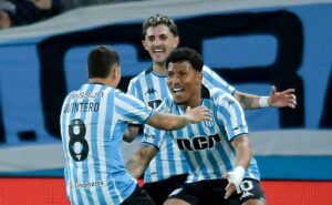 santos encaminha acerto com 1ª contratação para 2025 e roger martínez avança em acordo 