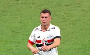 santiago longo falha bisonhamente em botafogo x são paulo, mas torcida brinca: “virou ídolo”