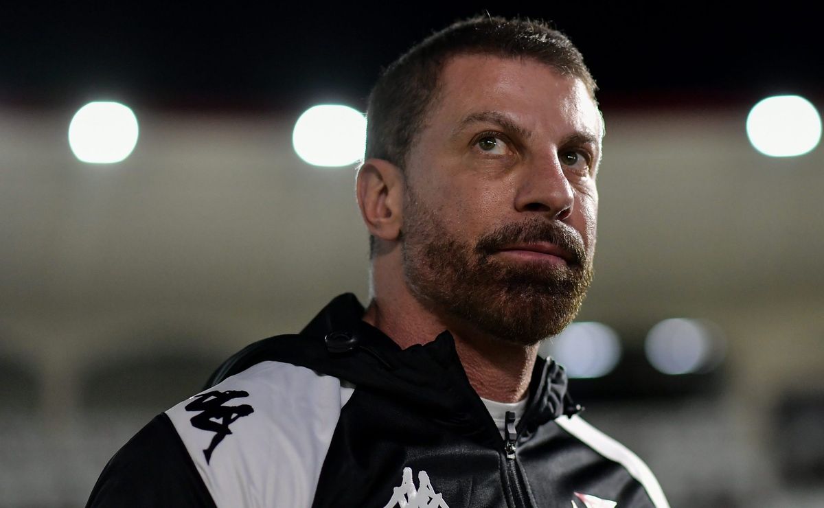 defensor quer permanecer no vasco em 2025, mas pedrinho avalia permanência 