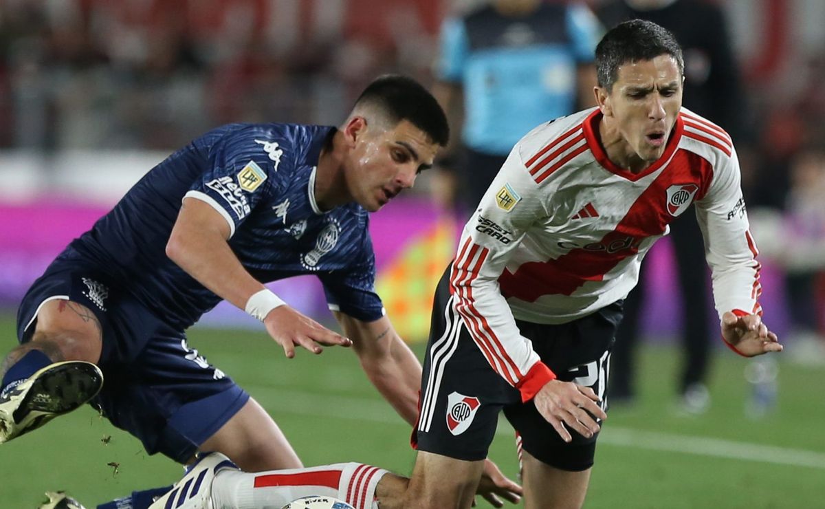 santos abre negociações em busca de 6 reforços; lista tem de la fuente, lateral do huracán arg