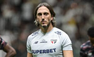 zubeldía avalia criticas a abel ferreira no palmeiras: "mundo onde questionamos"