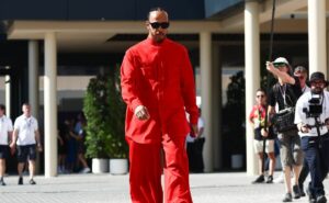 rosberg critica escolha de hamilton por roupa vermelha em despedida da mercedes