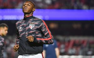 arboleda é barrado por zubeldía no são paulo e se torna quarta opção na zaga 