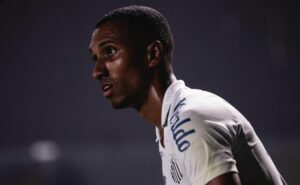 'símbolo do rebaixamento', lucas braga pode ser reintegrado e torcida reage: "ele,não"