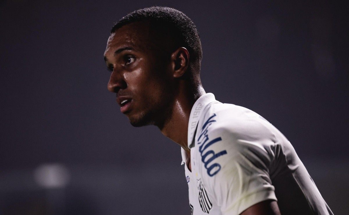 'símbolo do rebaixamento', lucas braga pode ser reintegrado e torcida reage: "ele,não"