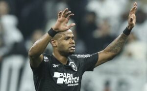após provocações na final da libertadores, júnior santos e deyverson protagonizam nova situação