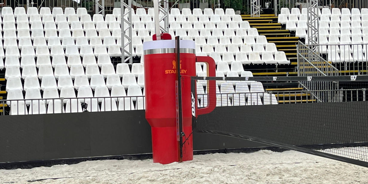 stanley substitui cadeira de arbitragem por copo gigante em ativação na copa do mundo de beach tennis