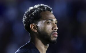 corinthians x ponte preta consagra grande fase de josé martinez, mesmo com 3º cartão amarelo