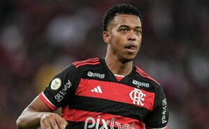 carlinhos se redime no flamengo com gol e assistência em goleada contra o bangu