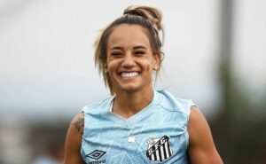 santos renova com thaisinha, capitã das sereias da vila e torcida comemora: "a melhor!"