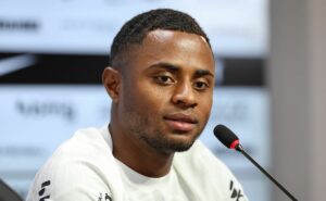 de volta aos gramados, palacios manda recado para a torcida do corinthians: "muito feliz por voltar"