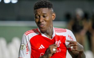 flamengo fecha acordo com vitão e aguarda empresários conseguirem liberação do internacional