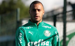 alvo do palmeiras, arthur cabral deixa o benfica e se acerta com west ham por r$ 120 milhões