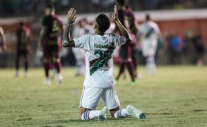 riquelme surpreende no carioca e se destaca na disputa por minutos no fluminense