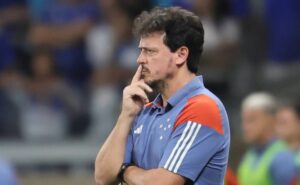 pressão sobre fernando diniz faz treinador cogitar colocar time titular no campeonato mineiro