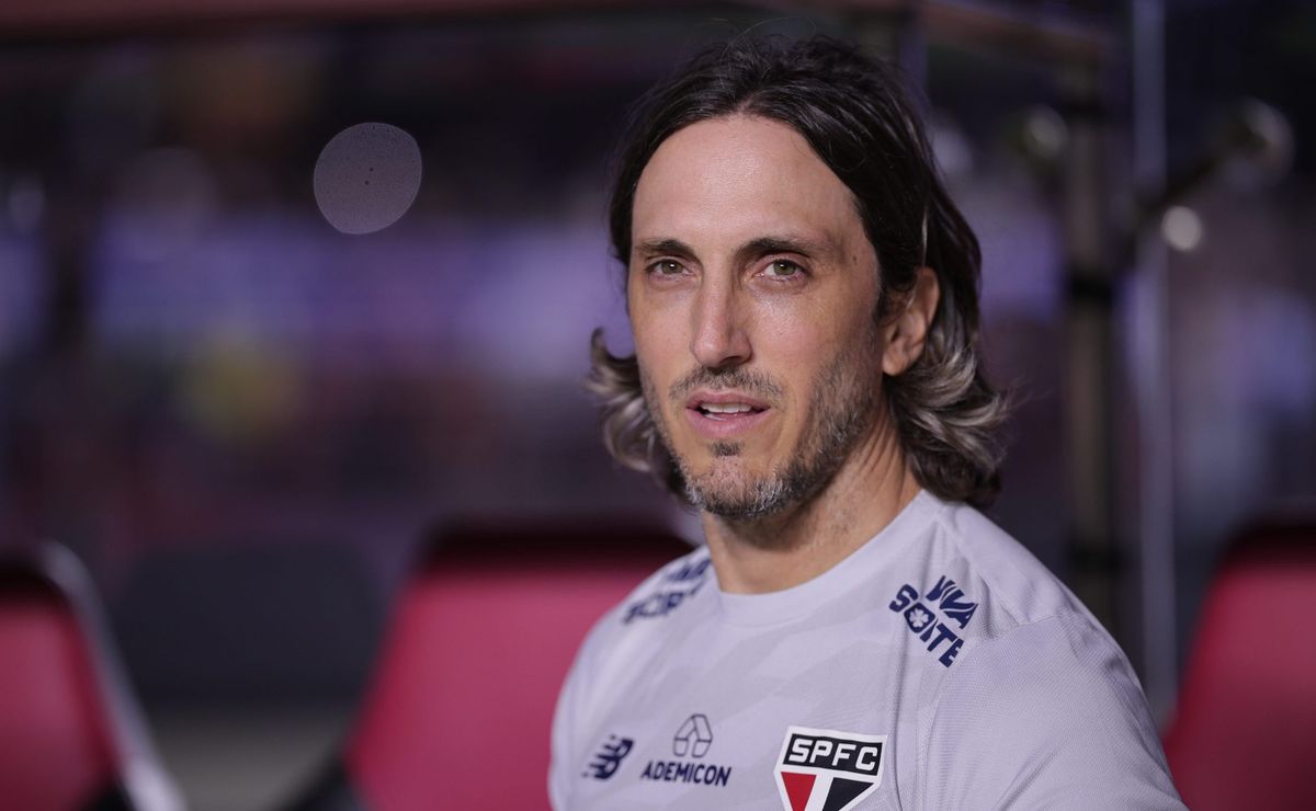 luis zubeldía faz reunião e define futuro de craque do são paulo