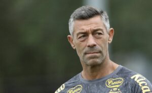 caixinha não conta com gil no santos e athletico paranaense busca contratação do zagueiro