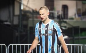 rodrigo ely será avaliado horas antes de grêmio x caxias, mas quinteros já prepara substituto 