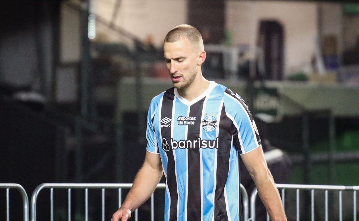 rodrigo ely será avaliado horas antes de grêmio x caxias, mas quinteros já prepara substituto 