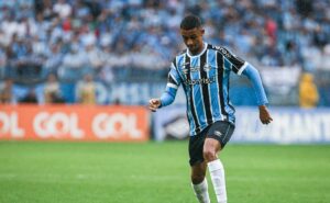 atacante gremista comemora retorno com assistência