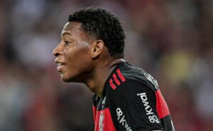 gonzalo plata 'rouba a cena' e torcida o compara ao kylian mbappé