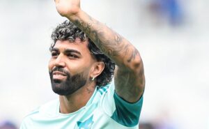 gabigol é criticado após ignorar torcedores do cruzeiro e vídeo viraliza nas redes sociais 