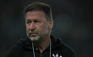 a pedido de augusto melo, empresário de pedrinho processa corinthians em r$ 18 milhões