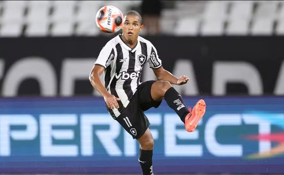 rafael lobato, cria do botafogo, se destaca no clássico e pede passagem entre os titulares