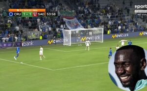 bolasie provoca zagueiro do são paulo com 'pulo de cr7' e diverte torcida do cruzeiro; assista