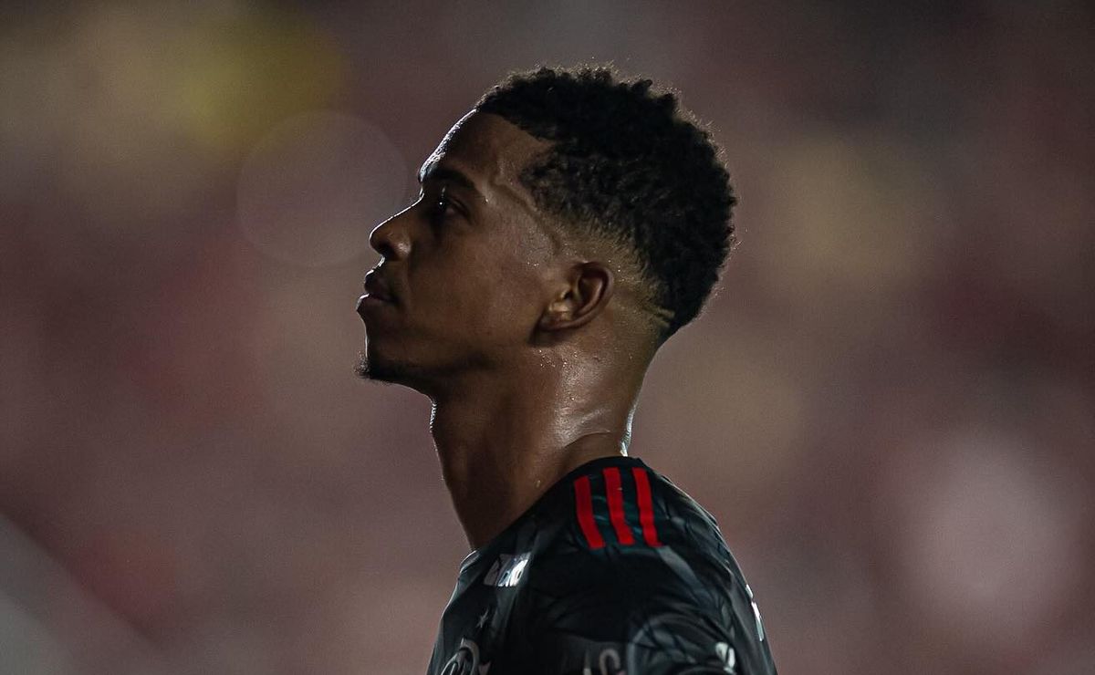 carlinhos, ex flamengo, mal chega ao vitória e recebe recado preocupante de thiago carpini: “vem para agregar”