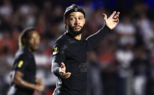 memphis depay passa em branco pela terceira vez como titular do corinthians
