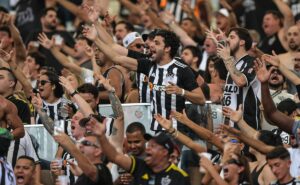 após empate contra o américa, torcida do atlético perde a paciência com zagueiro titular