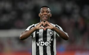 patrick de paula contagia elenco do botafogo antes da partida contra o bangu