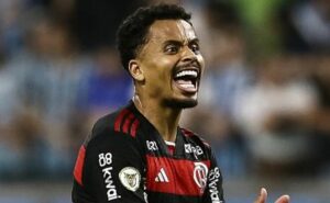 saída de allan do flamengo para o pumas tem reviravolta e filipe luís o considera importante
