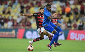 atacante juninho participa de lance polêmico em flamengo x sampaio corrêa: “não saiu” 