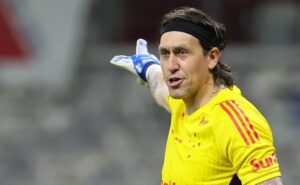 cássio discute com torcedor do cruzeiro após derrota e cita fábio: “sem faltar com respeito”