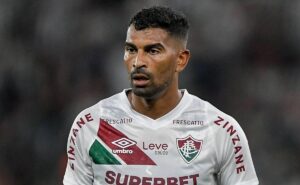 thiago santos do fluminense é severamente criticado pela torcida após cometer pênalti no fim do jogo